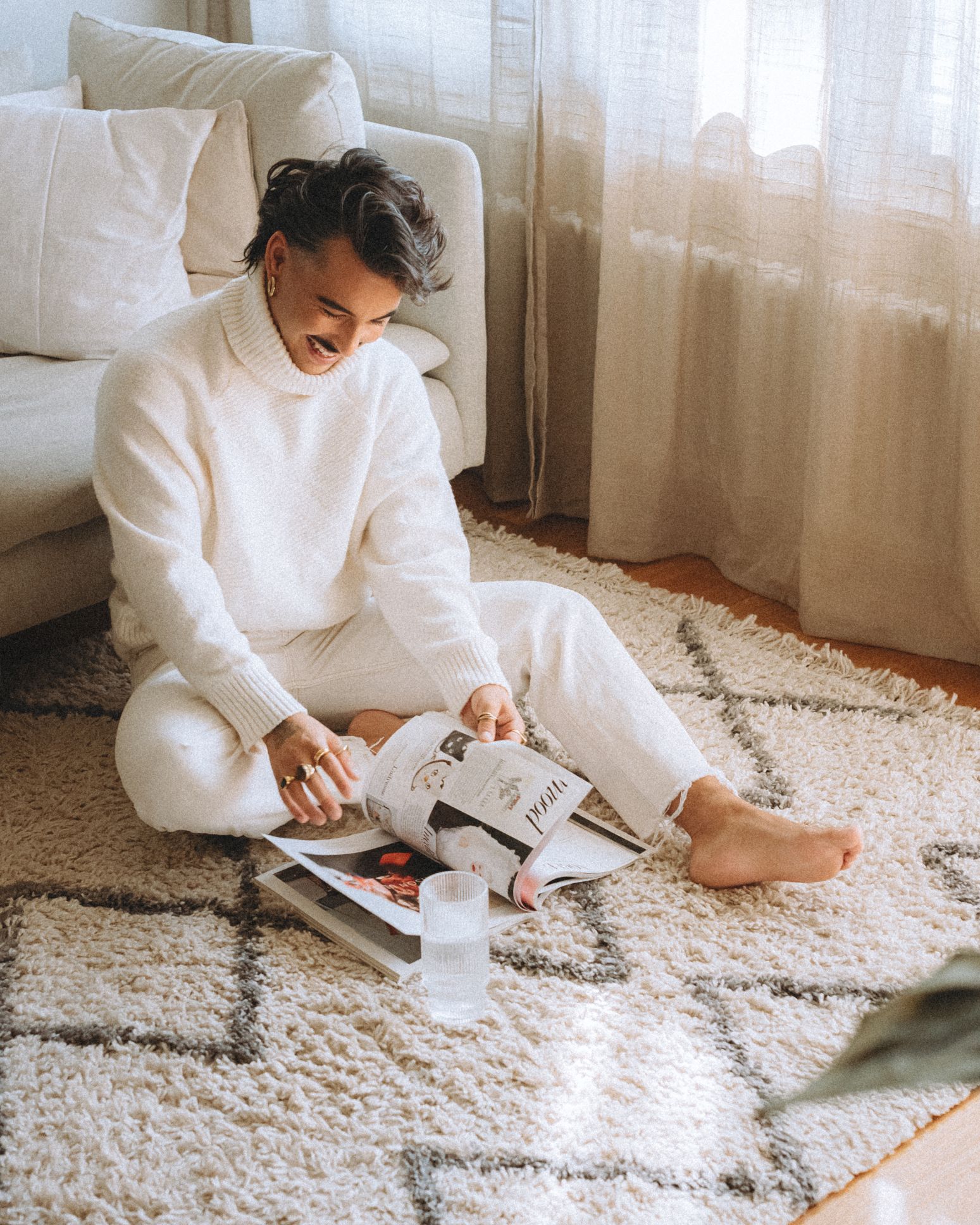Mathieu assis par terre magazine