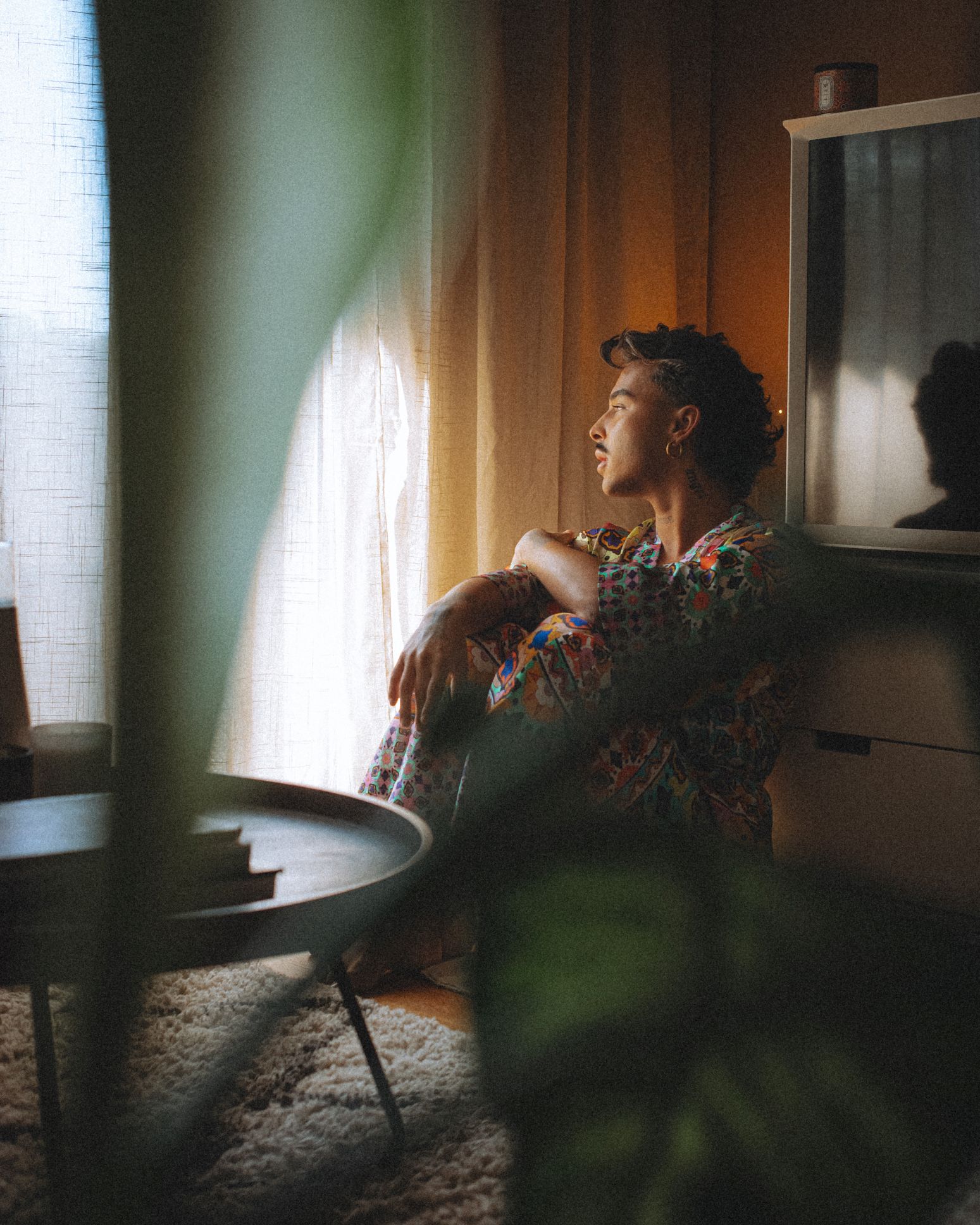 Mathieu assis fenetre pyjama